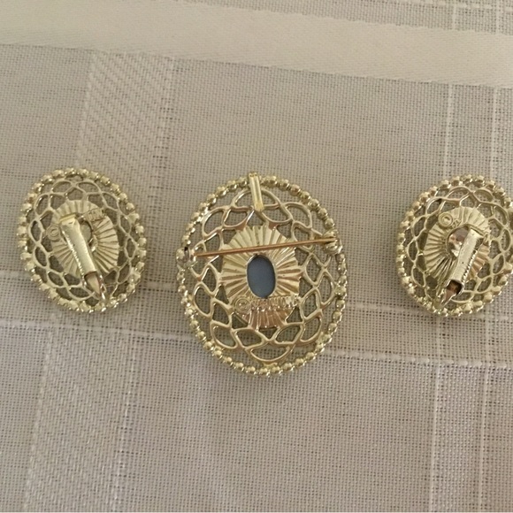 HP-SARAH COVENTRY VINTAGE GOLD CAMEO PIN & GOLD CLIP EARRINGS. NEW CONDITION - Picture 6 of 7
